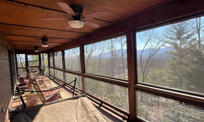 Murphy Ski Chalet | Wildcat Retreat - mountain views, hot tub & more!