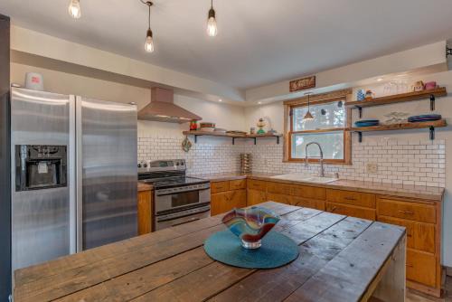Pepin House | Wildflower Cottage - Cute Home with Yard & Bonfire
