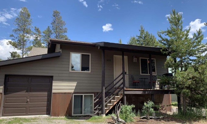 West Yellowstone House | Wildlife Themed Cabin - Close to everything! 1 mile to Yellowstone Park!