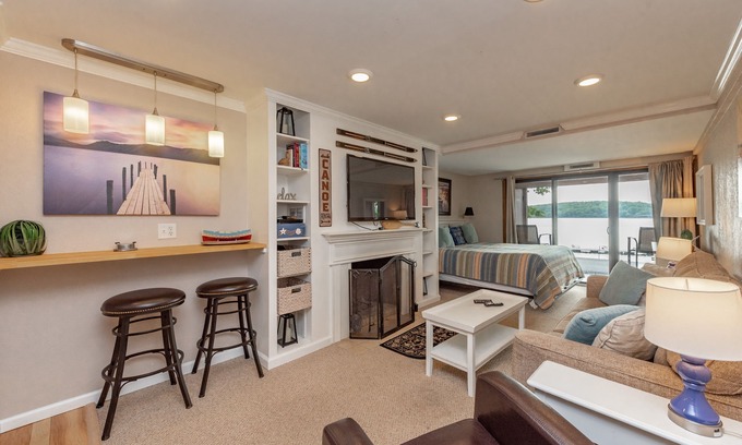 Thayerville Condo | Will O' The Wisp 103A: Lakefront Efficiency Style Condo, Beautifully Decorated w
