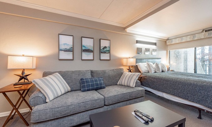 Thayerville Condo | Will O' The Wisp 206A: Lakefront Efficiency Condo, Indoor Pool Access!
