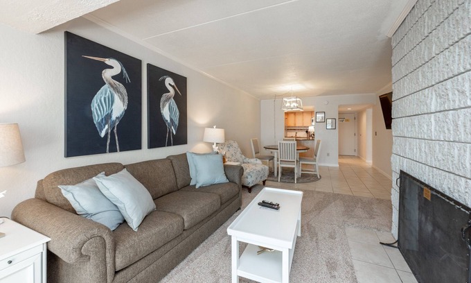 Thayerville Condo | Will O' The Wisp 2077B: Unique Lakefront One Bedroom Condo, 2 Queen Beds, 2 Fire