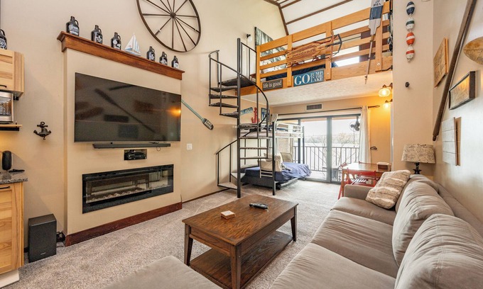 Thayerville Condo | Will O' The Wisp 714H: Lakefront Studio Loft Condo, Free WIFI!