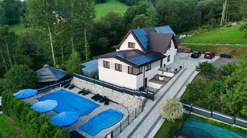 Wola Matiaszowa Villa | WILLA NA WYŁĄCZNOŚĆ 12 os BIESZCZADY z Salą Imprezową, Jacuzzi, Sauną, Balią Zewnętrzną oraz 2 baseny z podgrzewaną wodą - Rezydencja Matiaszówka