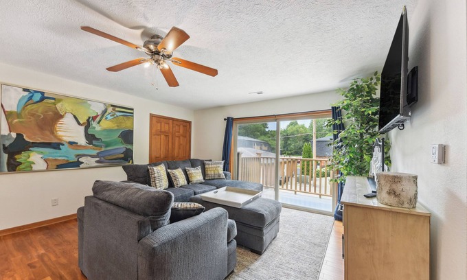 Williams Bay Condo | Williams Bay Condo w/ Pool, Near Geneva Lake!