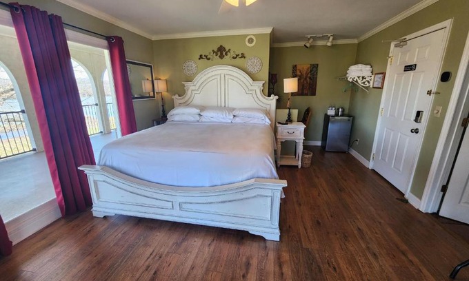 Lookout Valley Neighborhood Association Hotel | Williams Island Room at Tennessee RiverPlace