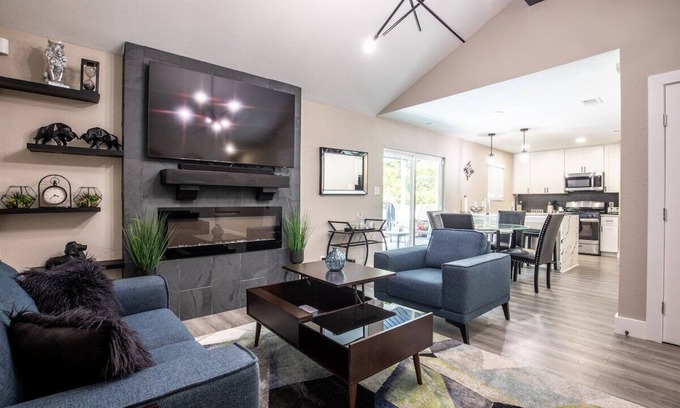 Rosewood House | Willie's Central Austin Getaway w/Jacuzzi