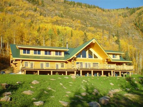 Hudson's Hope Hotel | Williston Lake Resort
