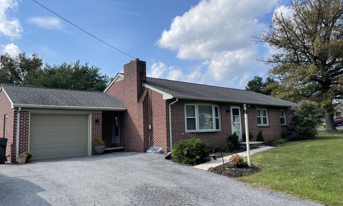 Witmer House | Willow Acres Retreat near outlets, shows and restaurants.