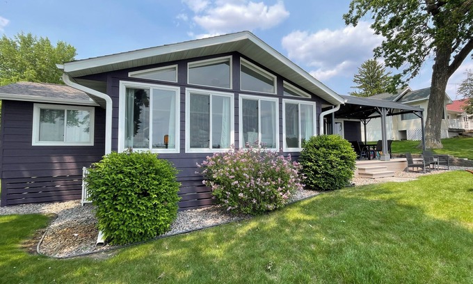 Annandale House | Willow Cove Cottage - A Serene 5-Bedroom House on Pleasant Lake in Annandale, MN