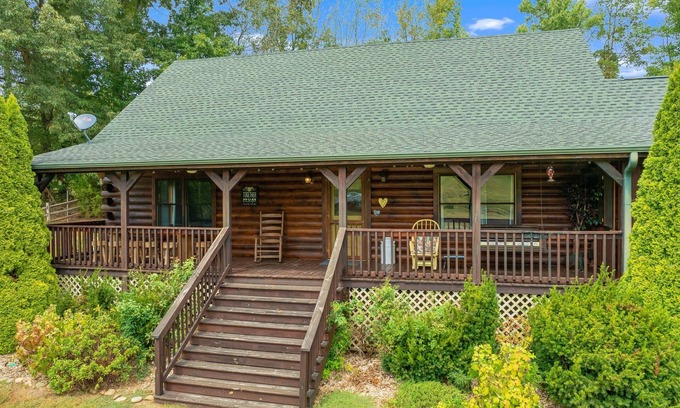 Mount Vernon Cabin | Willow Creek - Sleeps 8, Motorcycle Accessible, Hot Tub