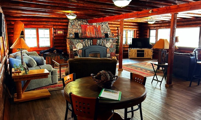 Hazelhurst House | Willow Flowage Home w/wd, firepit, dock, sleeps 11