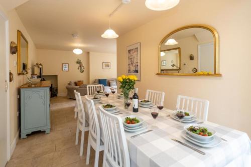 Knodishall House | Willow House in Knodishall, Sleeps 7 - Only a short drive from Aldeburgh, Thorpeness & Snape Maltings - Managed by Aldeburgh Coastal Cottages