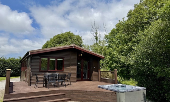 Helford Passage Cottage | WILLOW LODGE, family friendly, with hot tub in Falmouth