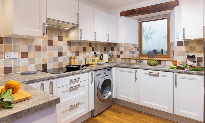 Brigsteer Cottage | WILLOW TREE BARN, pet friendly, with open fire in Brigsteer