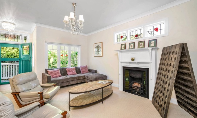 Bundanoon House | Willow Tree Cottage. Bright, Airy & Jazzy.