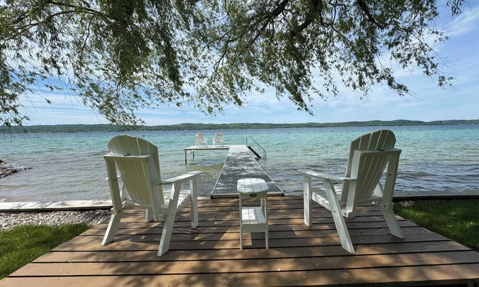 Suttons Bay Cabin | Willow Tree Cottage: Waterfront on Suttons Bay
