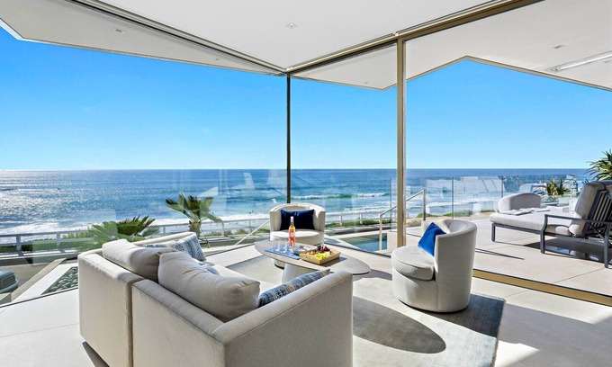 Beach Barber Tract House | Windansea Luxury Pool Rooftop Views