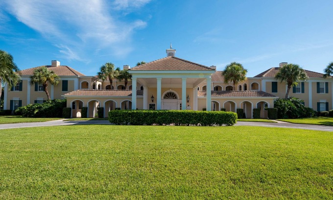 Osprey Apartment | Windsor Lodge Unit 15, studio, close to beaches, pool