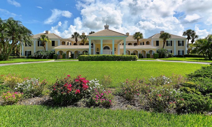 Osprey Apartment | Windsor Lodge Unit 18, studio, close to beaches, pool