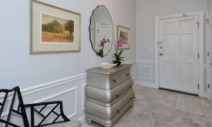 Osprey Apartment | Windsor Lodge Unit 3, studio, close to beaches, pool