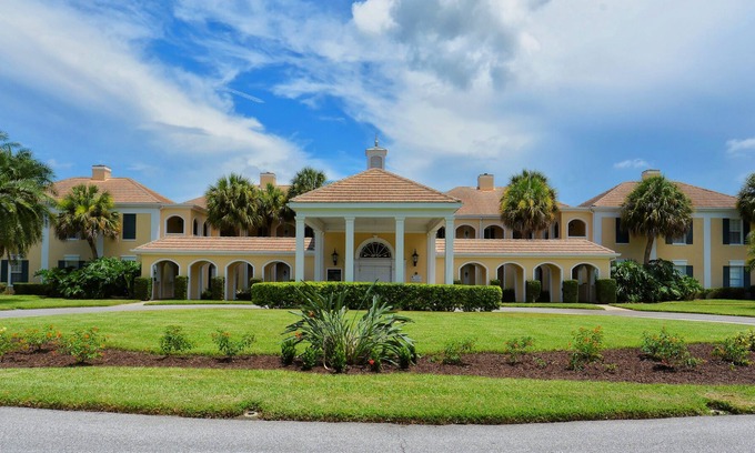 Osprey Apartment | Windsor Lodge Unit 5, condo, close to beaches, pool