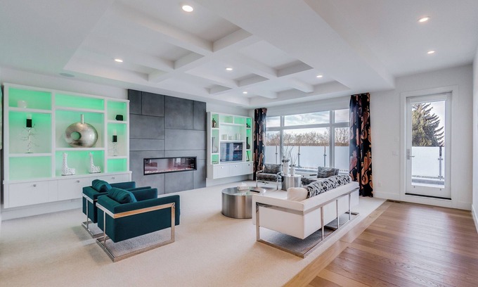 Edmonton House | Windsor - Luxury Mansion King Bed & Heated garage
