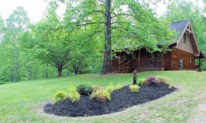 Wears Valley House | Windy Ridge-Pet-Friendly Smoky Mountain Cabin with Fishing Access, Fenced Yard & Free Tickets