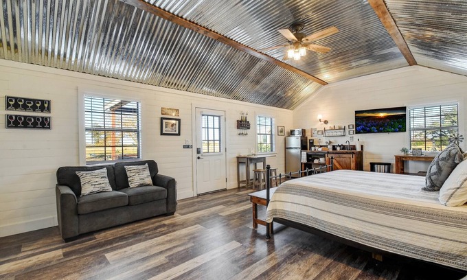 Fredericksburg House | Wine Country Cottage w/Scenic Hill Country Views