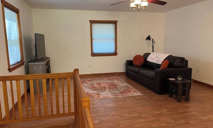 Cobden House | Wine Country Suite A - Wine, Hike, Bike & More!