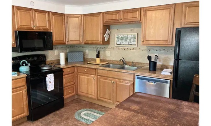 Dover Apartment | 🍷Wine & WiFi✔️at Riverwalk! Full Kitchen - Parking!