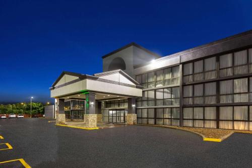 Kansas City Hotel | Wingate by Wyndham Kansas City