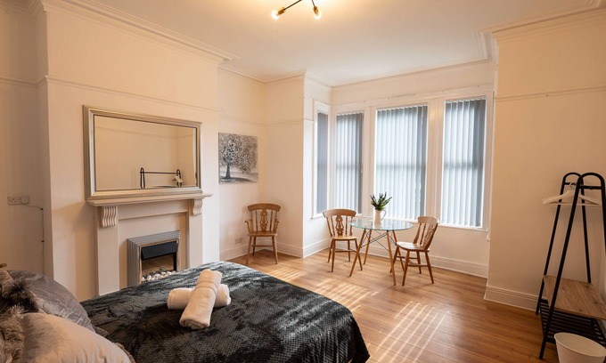 Fenham House | Wingrove-5 Bdrm 2 Bath House Free Parking and Wifi