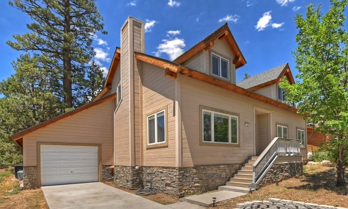 Whispering Forest Cabin | Winter Haus by Destination Big Bear: Whispering Forest Neighborhood! Walk to the National Forest! Ski Slope Views!