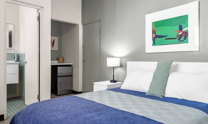 Miramar Apartment | With Balcony | Smart TV | Free Parking | AC