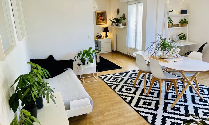 Cauderan Apartment | With family in Bordeaux.