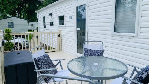 Berwick-upon-Tweed Apartment | WL56 - FREE WIFI -Amazing Cosy Three Bedroom Mobile Home with DECKING Haggerston CASTLE Holiday Park - ENTERTAINMENT PASSES NOT INCLUDED!