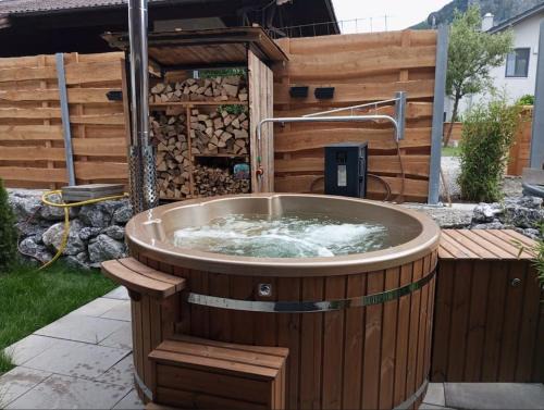 Flintsbach A. Inn Apartment | Wohnung Heuberg im Inntal mit Hot Tube - zentral & ruhig