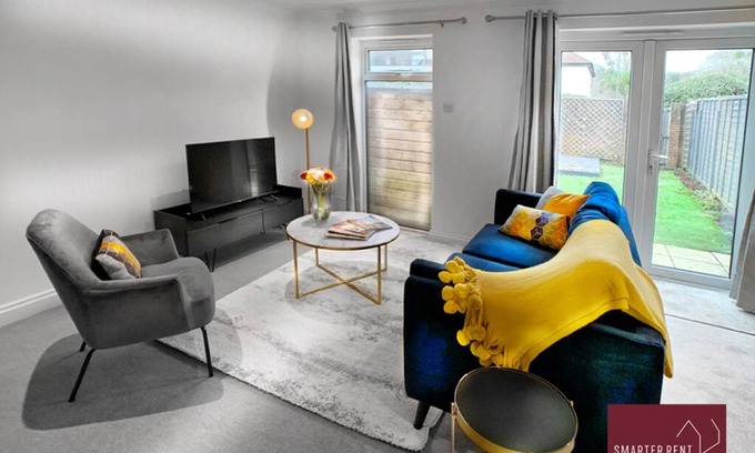 Knaphill Apartment | Woking - 2 Bedroom House - With Garden