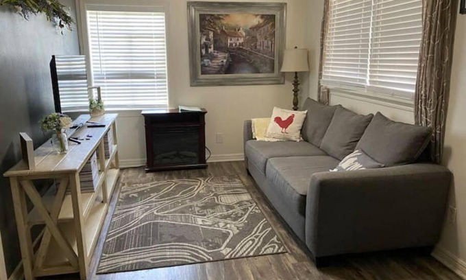 Amarillo House | Wolflin Hideaway Conveniently located off I-40