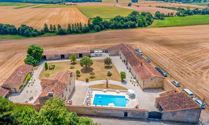 Saint-Hilaire-de-Villefranche House | Wonderful accommodation in century-old building in the countryside.