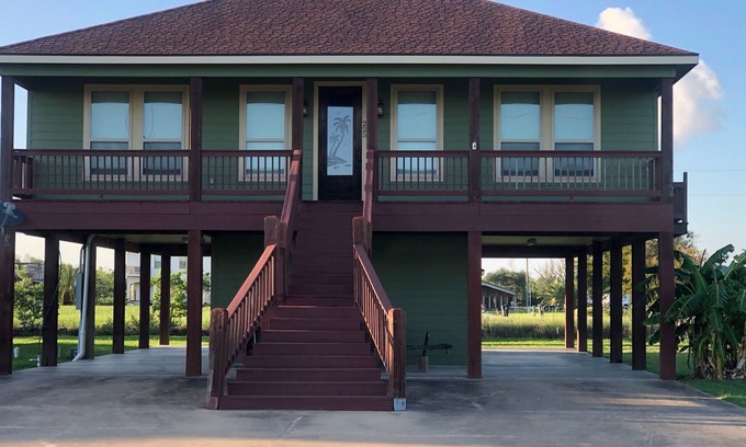 Hackberry House | Wonderful Bayhouse In Anglers Bay Subdivision on Canal,4 bedroom,2 baths, deck