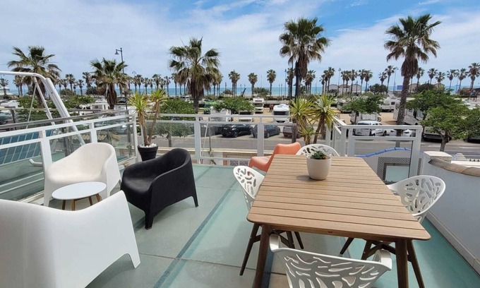 La Malva-rosa Ski Chalet | Wonderful chalet with sea views directly on Playa Malvarrosa in Valencia