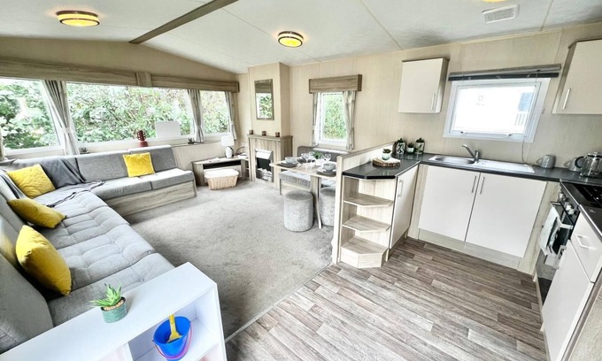 Kessingland House | Wonderful dog-friendly caravan at Kessingland Beach in Suffolk ref 90033BC