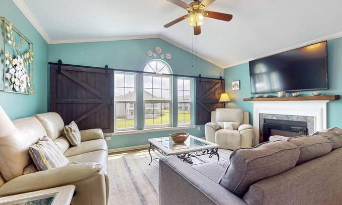 Gulf Shores Condo | Wonderful Family Retreat Near the Coast W/Free WiFi & Shared Pool/Hot Tub