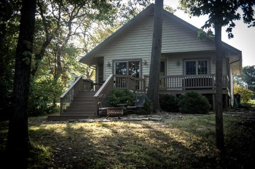 Carbondale House | Wonderful Lakefront Cabin with Hot-tub in Carbondale, Illinois