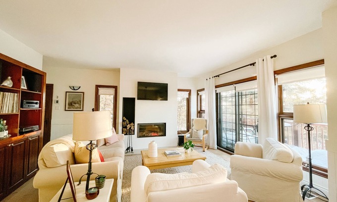 Mont-Tremblant Condo | Wonderful & Peaceful 2-bedroom Condo on the Mountain (Ski in, Ski out)
