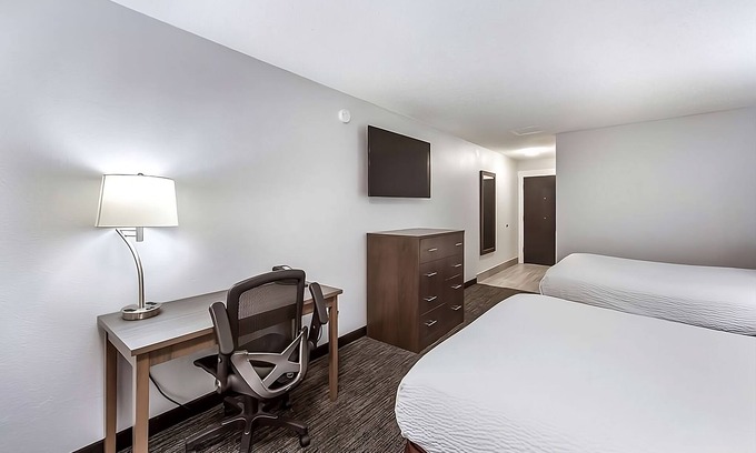 Grants Pass Hotel | Wonderful Place To Stay! 2 Family-friendly Units w/Pool Access. Free Parking!