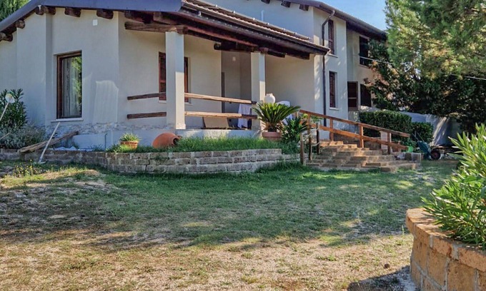 Collecorvino Villa | Wonderful private villa for 6 guests with patio, pets allowed and parking