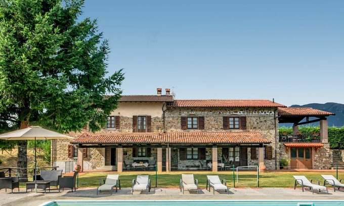 Camporgiano Villa | Wonderful private villa for 16 people with WIFI, private pool, TV, pets allowed and parking